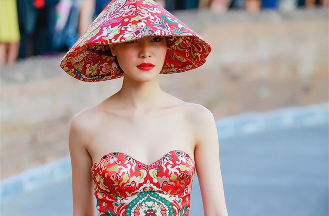 Nha thiet ke: 'Thuy Dung mac trang phuc giong Trung Quoc' hinh anh