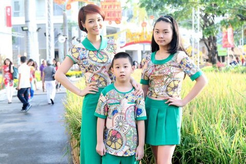 Mai Thu Huyền và hai con.