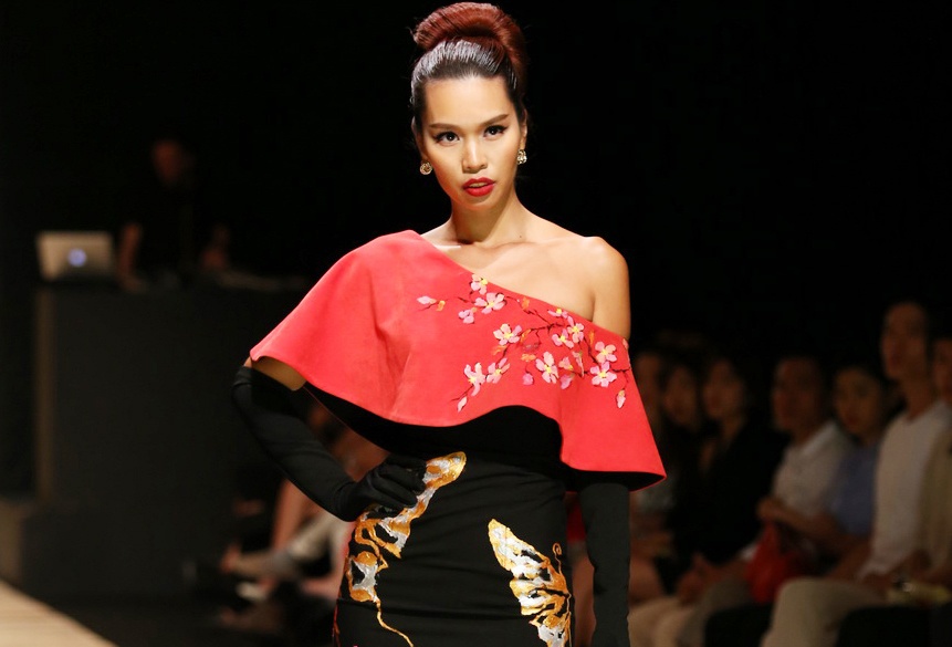 Ha Anh chay show thoi trang truoc le dinh hon hinh anh