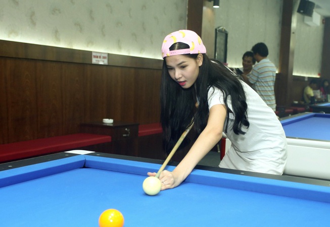 Người mẫu Kỳ Hân tỏ ra thích thú với bộ môn này. Sau khi được Bình Minh hướng dẫn, cô chăm chỉ tập luyện. 