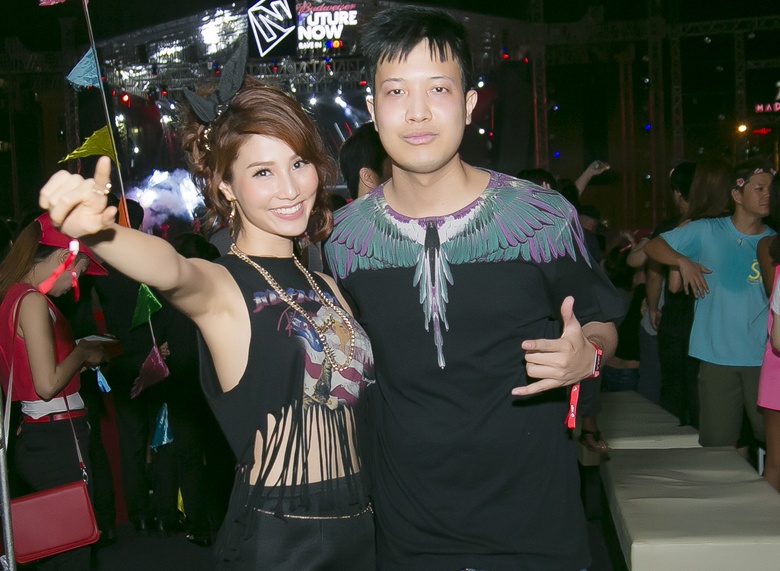 Diem My 9X dien ao ho eo tinh tu ben ban trai o su kien hinh anh