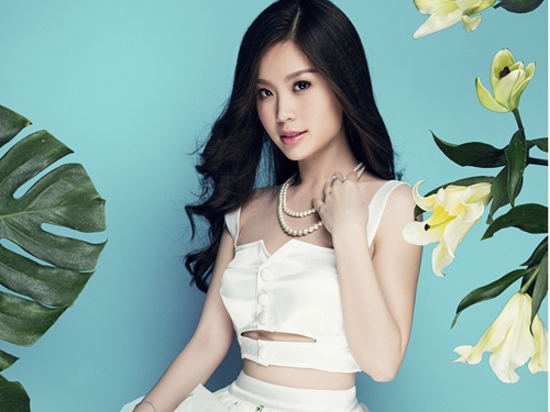 A hau Diem Trang khoe vong eo 58 cm voi ao crop-top hinh anh