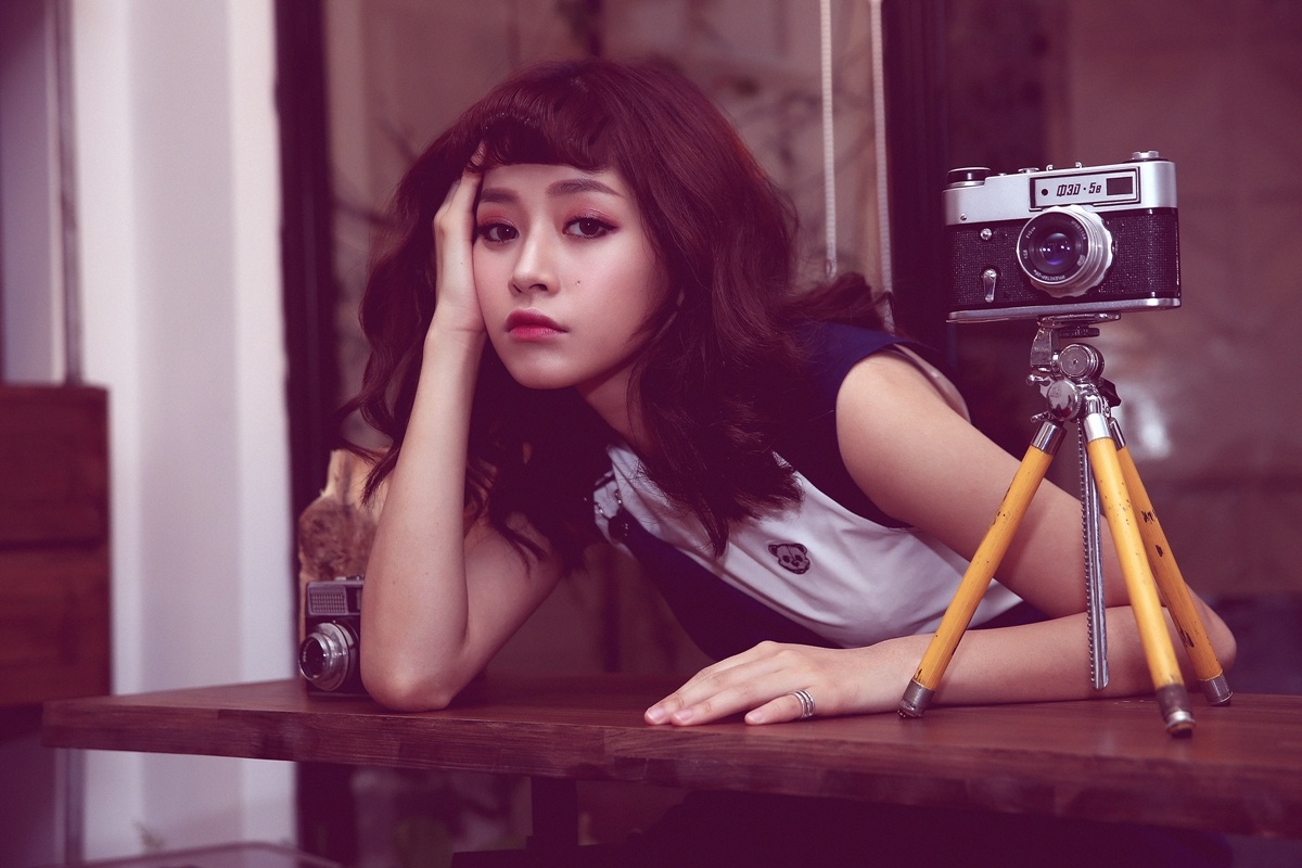 Chi Pu tinh nghich trong loat trang phuc tu thiet ke hinh anh