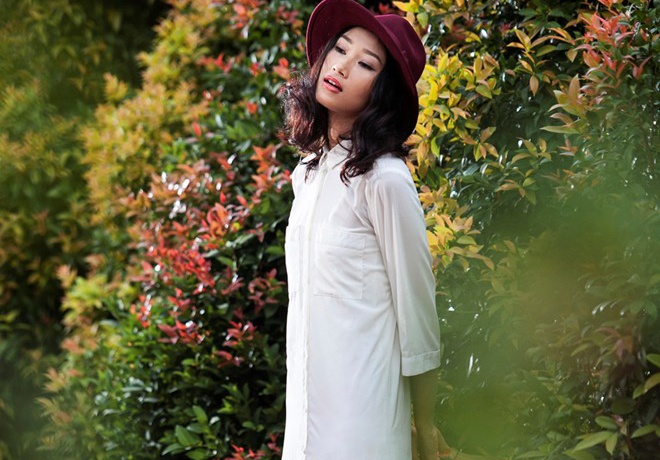 Trang Khieu xuong pho voi trang phuc tu thiet ke hinh anh