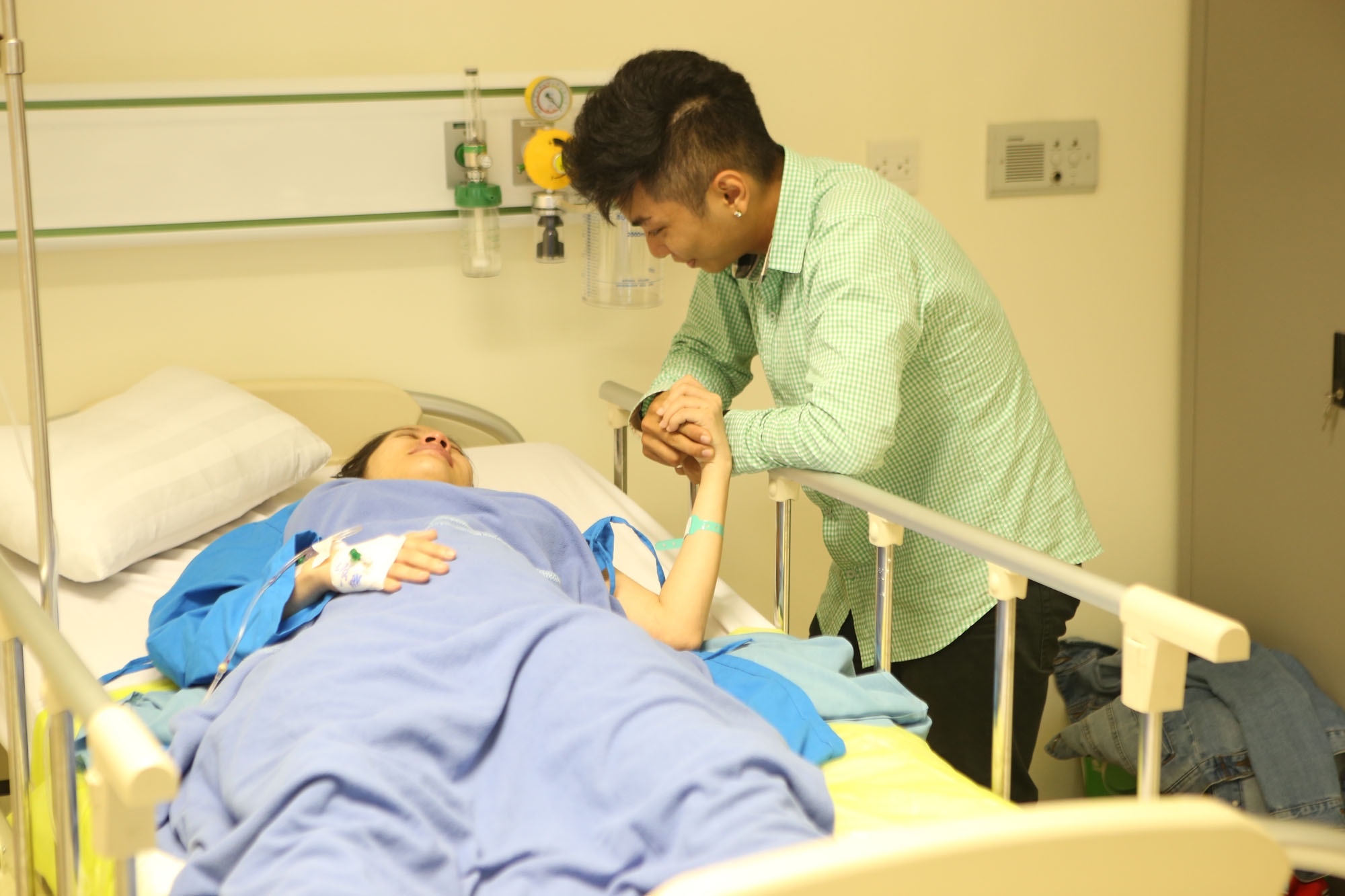 Phan Hien nam chat tay Khanh Thi sau ca phau thuat hinh anh