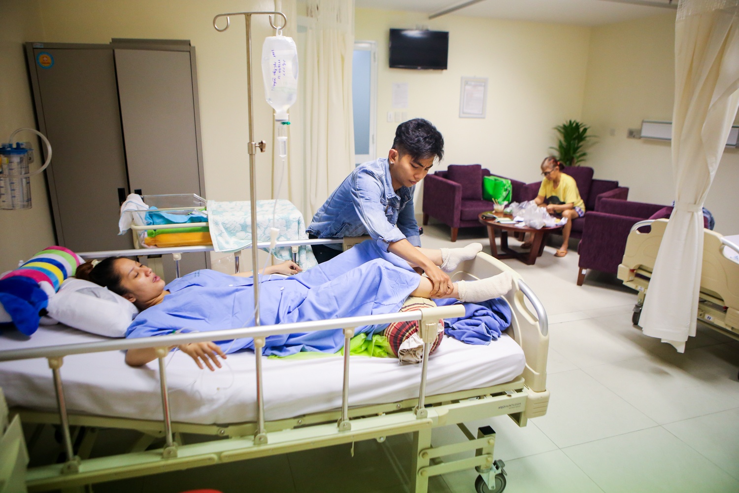 Phan Hien tan tinh cham soc Khanh Thi va con trai hinh anh