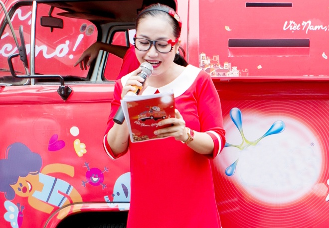 Oc Thanh Van mac tre trung chay show cuoi tuan hinh anh