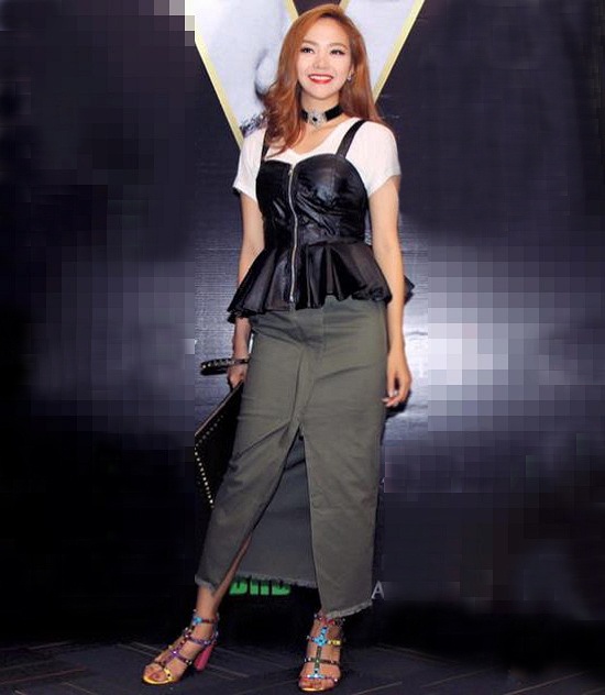 Được nhìn nhận gu thời trang ngày càng tiến bộ, song mới đây, nữ ca sĩ kiêm diễn viên Minh Hằng vướng lỗi mix - match. Trong buổi giao lưu cùng các thí sinh chương trình Phái mạnh Việt, giọng ca 28 tuổi chọn bộ cánh cá tính, tuy nhiên, cách mix nhiều lớp và phối phụ kiện không ăn nhập khiến tổng thể trở nên rườm rà, rối mắt. 