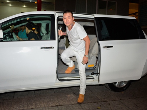 Tuan Hung chay show o Sai Gon sau on ao 'va mieng' hinh anh