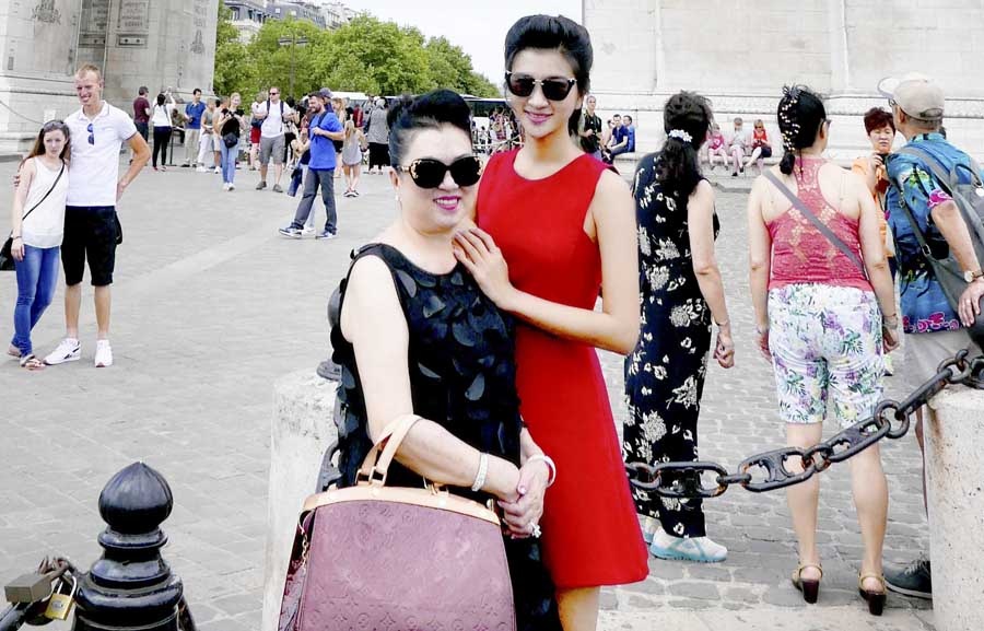 Kim Tuyen va me mac sanh dieu, mua sam o Phap hinh anh