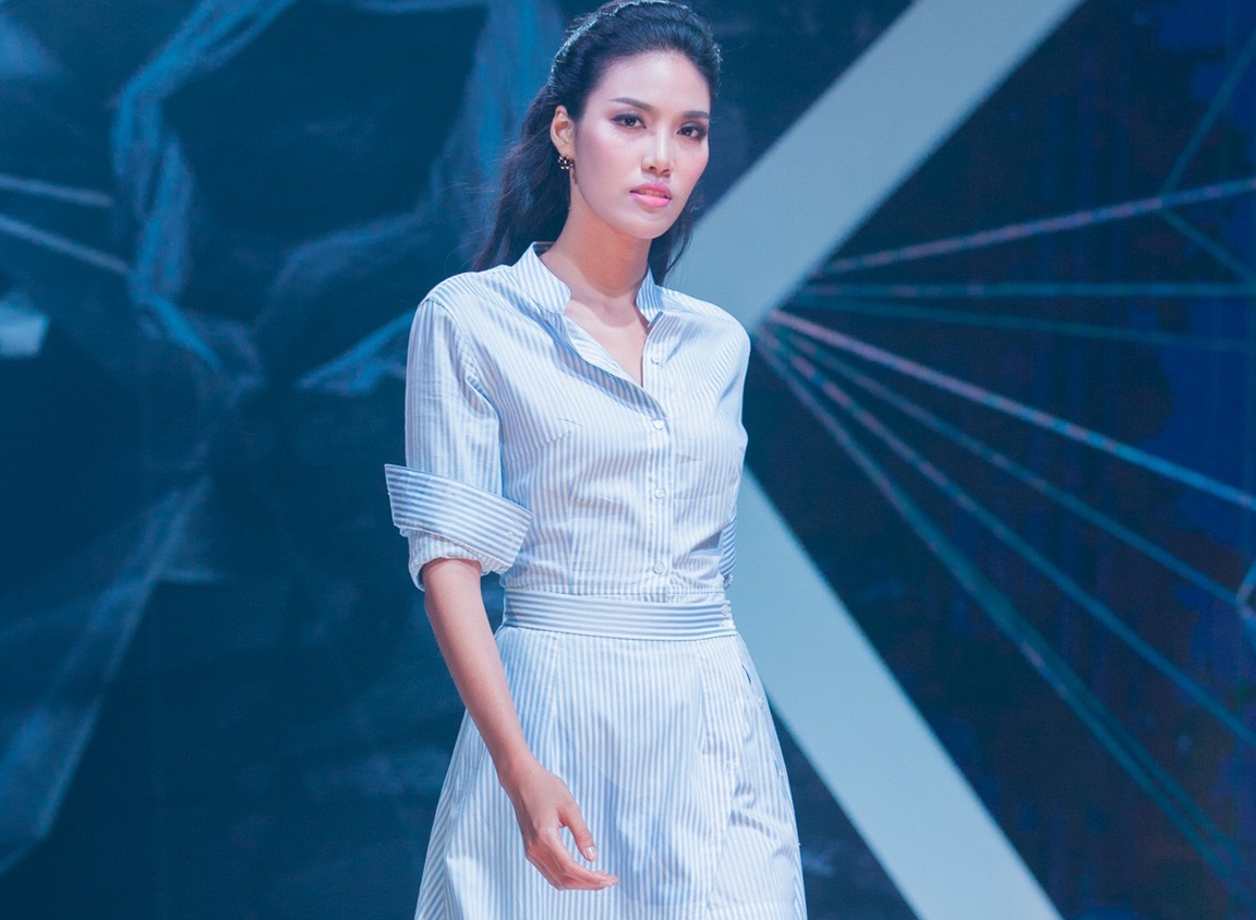 Lan Khue khoe chan thon dai tren san catwalk hinh anh