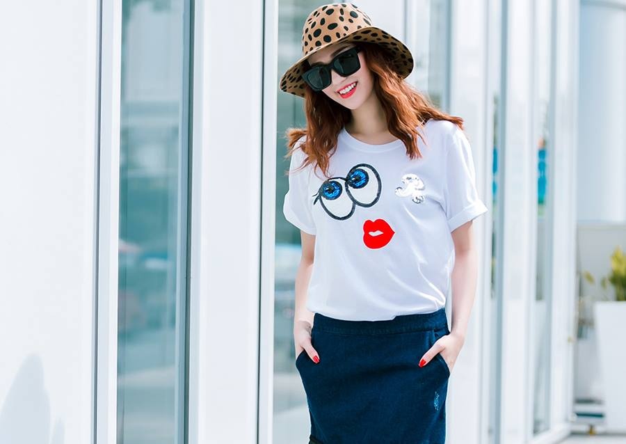 Hoc Khanh My cach mix ao thun cung chan vay denim hinh anh