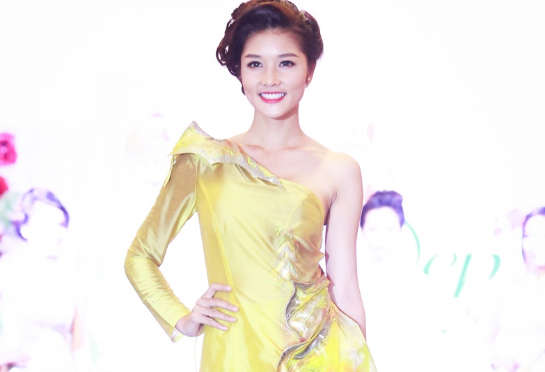 Trieu Thi Ha khoe vai tran goi cam trong su kien hinh anh