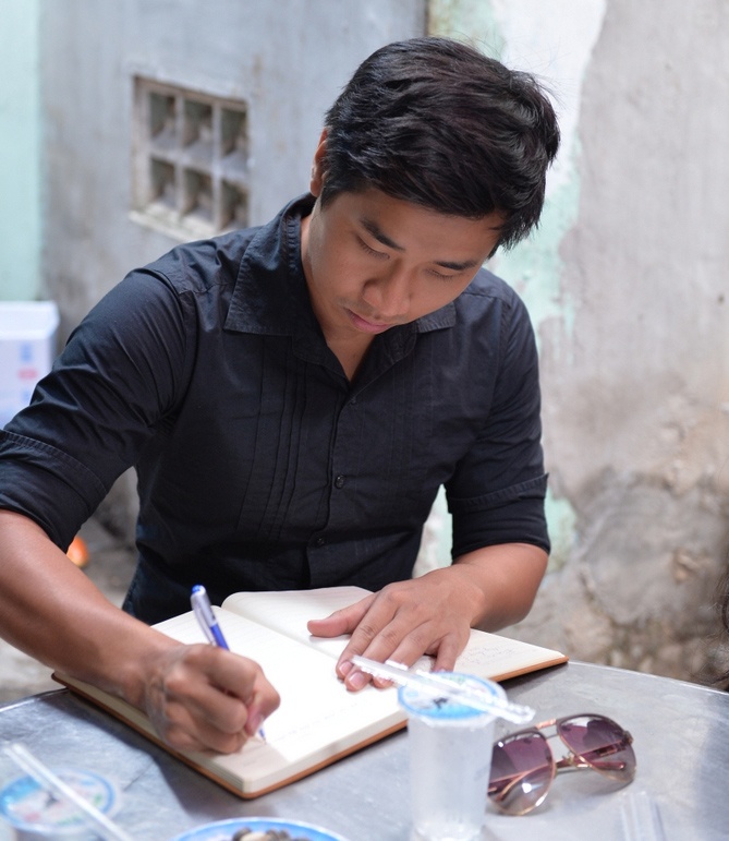 MC Nguyên Khang có mối quan hệ thân thiết với đàn em có số phận thiếu may mắn. Trong thời gian Quang Minh lâm trọng bệnh, MC The Remix trực tiếp đến bệnh viện hỏi thăm sức khỏe, đồng thời huy động mọi sự giúp đỡ dành cho gia đình chàng trai 27 tuổi. Khi hay tin đồng nghiệp không vượt qua được số phận, anh chia sẻ sự thương tiếc vô hạn trên trang cá nhân. 