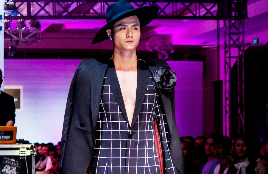 Vinh Thuy dien ao choang dinh hoa tren san dien thoi trang hinh anh