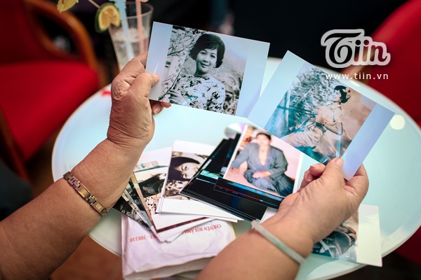 Dù tuổi đã cao nhưng bà vấn rất tinh anh, lật dở từng trang hình cũ và mô tả chi tiết vai diễn hay bạn diễn cùng.