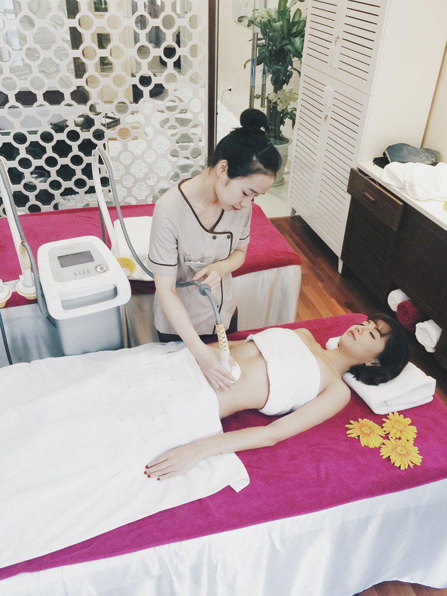 Không có nhiều thời gian để tập thể dục thường xuyên nhưng giọng ca Hà thành rất chăm chỉ đến spa để thực hiện các liệu pháp giữ eo thon, dáng chuẩn. Bích Phương hé lộ, để có được thể hình cân đối, cô phải duy trì các liệu pháp giữ dáng của trung tâm làm đẹp, đồng thời ăn uống hợp lý, tránh lượng mỡ thừa nhưng vẫn đảm bảo sức khỏe. 