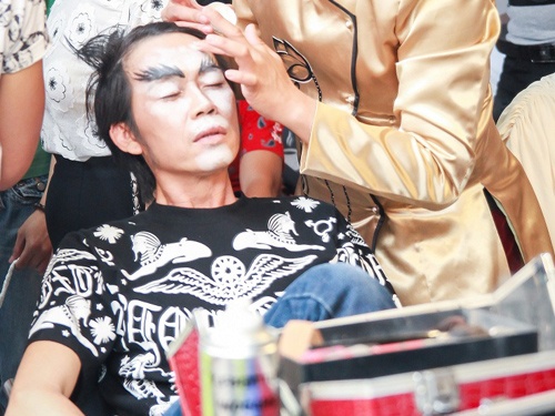 Hoai Linh ngu guc khi dang hoa trang hinh anh