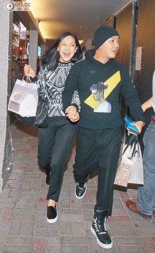 Hiện anh hạnh phúc với vợ Trương Tây.