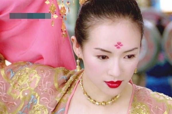 Diem nhan sac dep cua my nhan co trang Hoa ngu hinh anh