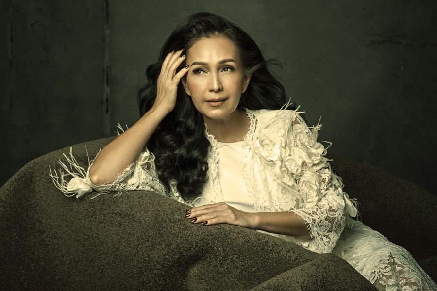 Nguoi dep khong tuoi goi cam voi voan trang den hinh anh