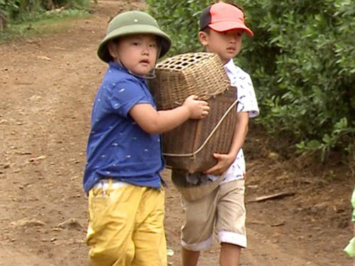 Con trai Xuan Bac bi cac ban mang vi khong chiu tap mua hinh anh