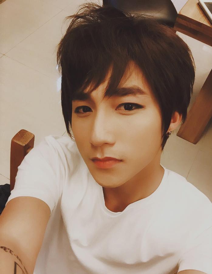 Thời gian đầu, Sơn Tùng chọn kiểu tóc tỉa layer ngắn thư sinh, hiền lành. Đây là kiểu tóc đặc trưng của những ngôi sao Hàn Quốc.