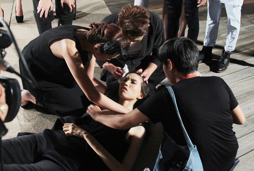 Hồng Xuân ngất xỉu sau phần nhận xét của mình.  