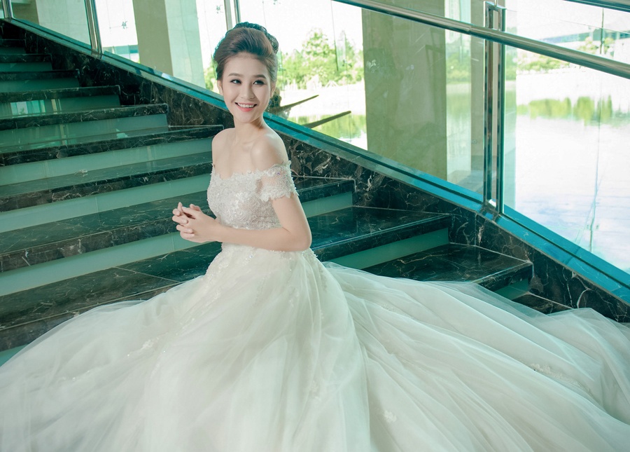 Ha Phuong goi cam voi dam cuoi trang trong treo hinh anh