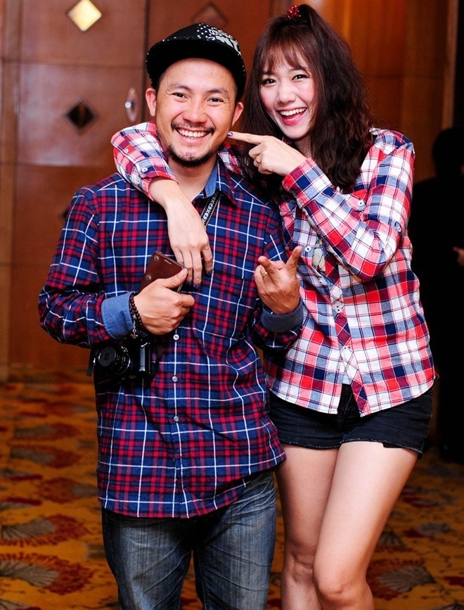 Thậm chí, cô nhiều lần diện shorts đến sự kiện. Cách mix sơ-mi ca-rô cùng quần ngắn được ứng dụng hiện quả khi phối ton sur ton sánh đôi cùng bạn trai rapper.