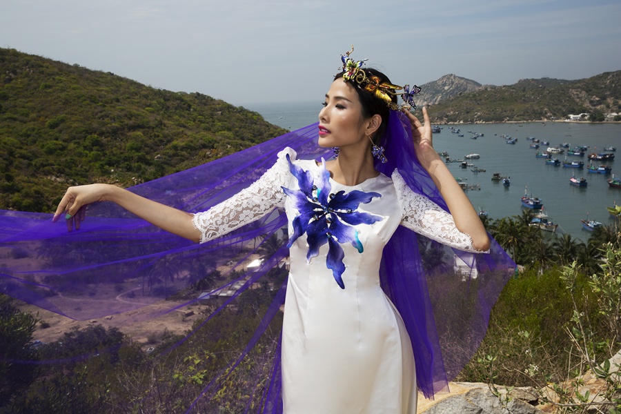 Hoang Thuy dien ao dai voan luoi tao dang truoc bien hinh anh