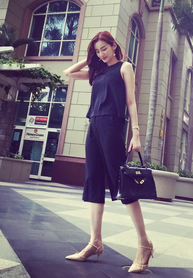 Trúc Diễm tranh thủ ghi lại hình ảnh mới tại khu vực gần nhà. Người đẹp làng mốt thoải mái với bộ cánh tối màu, túi xách Hermes hợp tổng thể. 