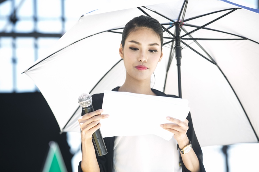 Lan Khue thu suc voi vai tro MC hinh anh