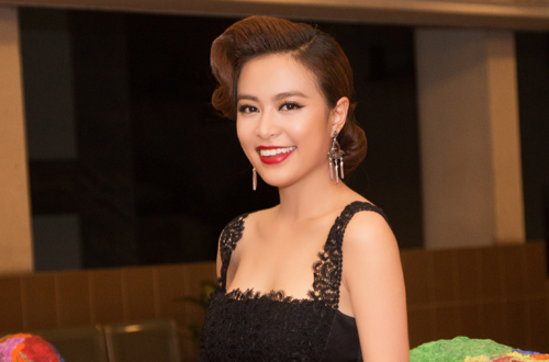 Hoang Thuy Linh, Emily vao nhom sao mac dep tuan qua hinh anh