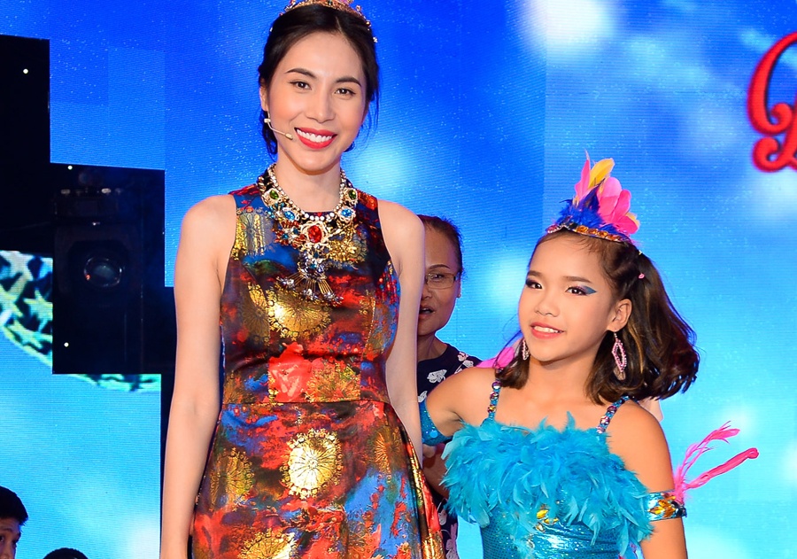 Thuy Tien mac mau me vao nhom trang phuc xau tuan qua hinh anh