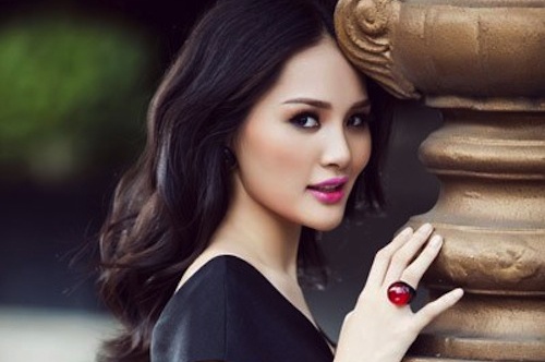 Huong Giang ngoi ghe nong Hoa hau Hoan vu Viet Nam hinh anh