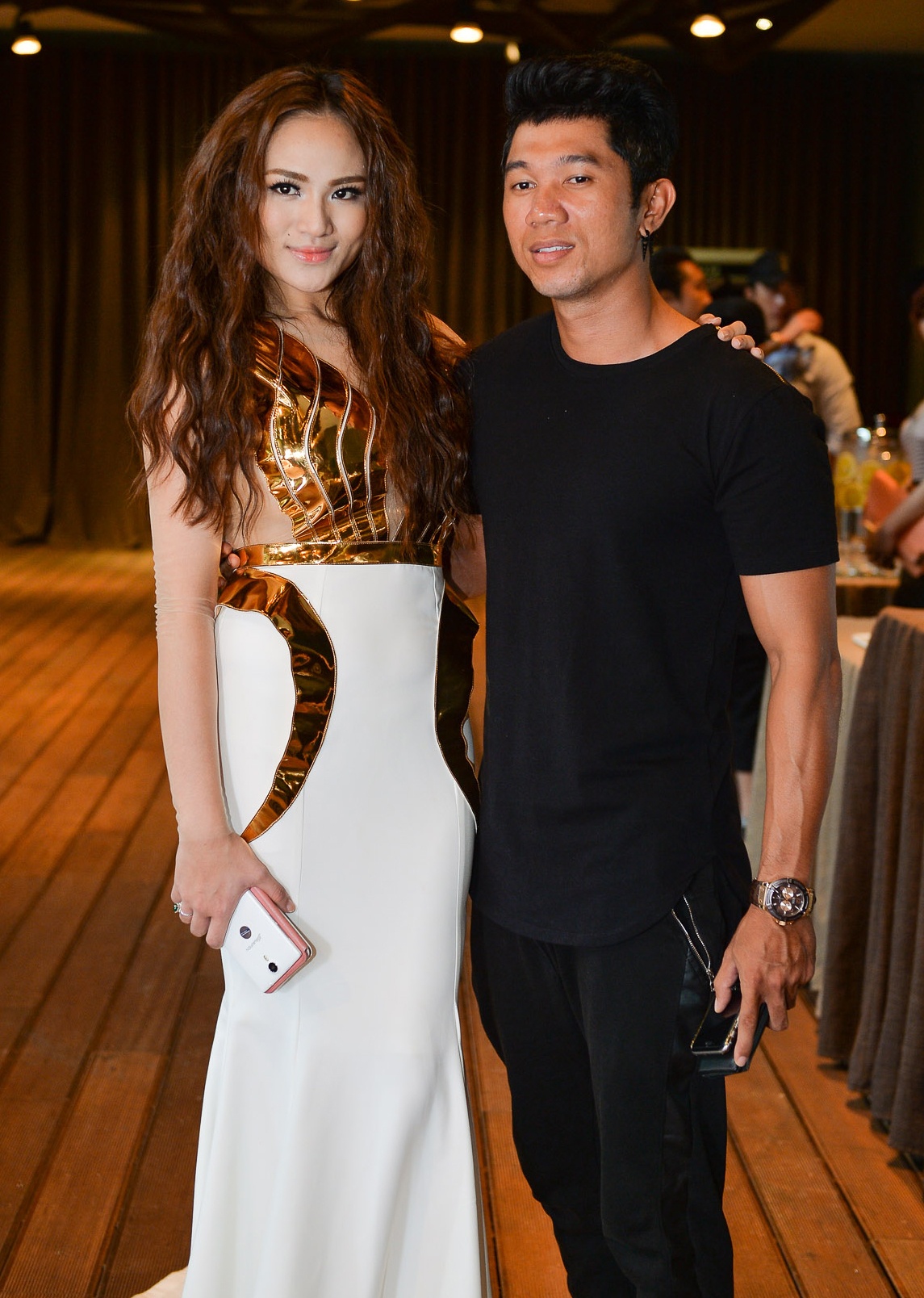 Nhạc sĩ Lương Bằng Quang, người sáng tác ca khúc Hot girl có mặt ở họp báo để ủng hộ tinh thần bà mẹ hai con. 