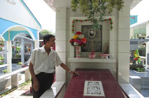 Nghệ sĩ Lí Lắc bên mộ phần của diễn viên Lê Công Tuấn Anh.