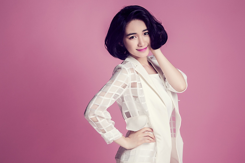 Ban gai Cong Phuong lam duyen voi cay trang tinh khoi hinh anh