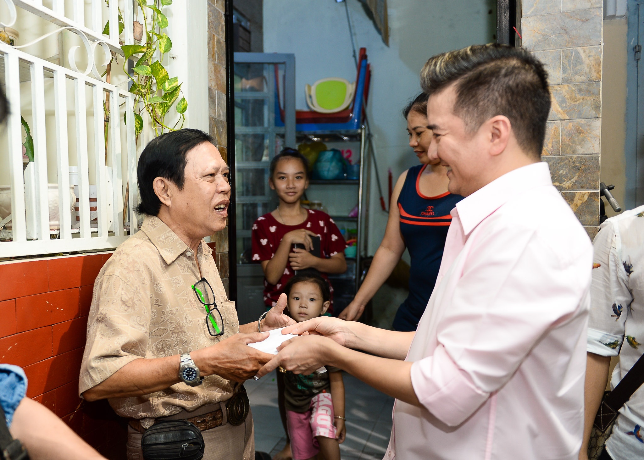 Dam Vinh Hung sua nha cho 'vua nhac sen' Vinh Su hinh anh