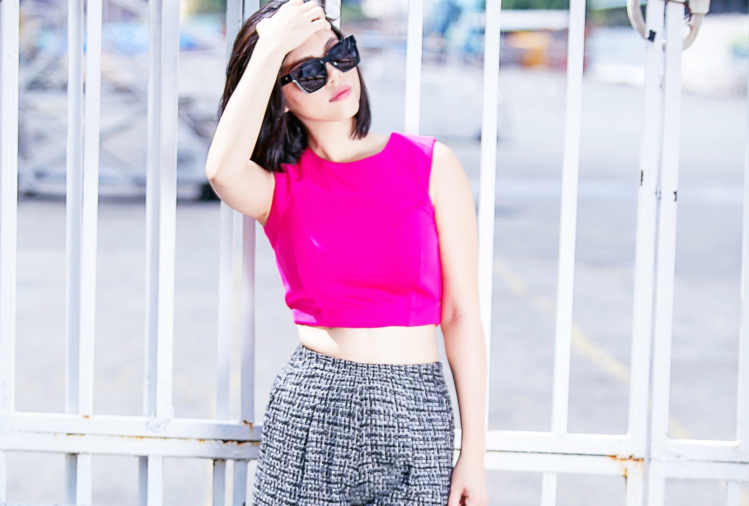 A hau Hoang My dien crop-top khoe eo thon dao pho hinh anh