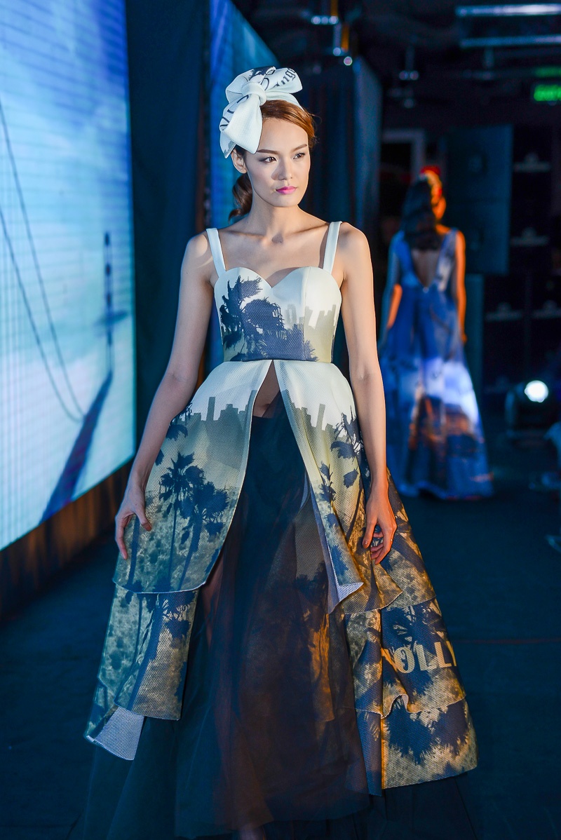 Bạn gái chàng lùn Trần Xuân Tiến - người mẫu Thanh Thảo - cũng cho thấy vẻ tự tin, chuyên nghiệp khi sải bước cạnh các đồng nghiệp. Cô thể hiện một thiết kế ấn tượng với đường cắt và chất liệu phối ngẫu hứng. 