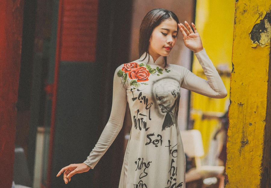 Hoa khoi Nam Em khoe net duyen voi ao dai chu thu phap hinh anh