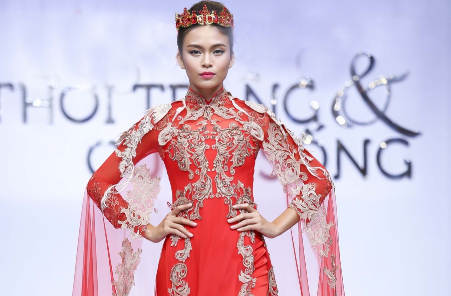 Mau Thuy dien ao dai cuoi kieu sa tren san catwalk hinh anh