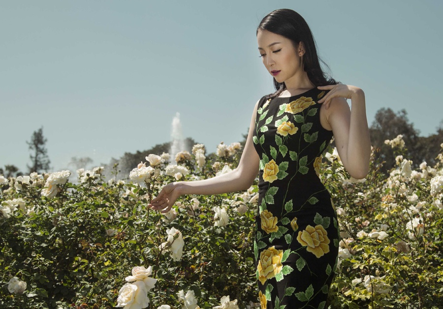 Linh Nga tha dang trong khu vuon o Beverly Hills hinh anh