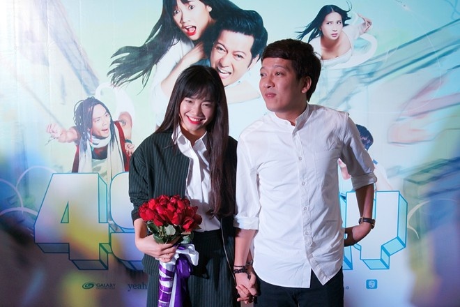 Trong buổi ra mắt phim 49 ngày, hot girl tiếp tục phối đồ năng động. Trong ảnh, cô diện sơ-mi trắng cùng bộ suits sọc kẻ hiện đại, ton-sur-ton cùng diễn viên Trường Giang.