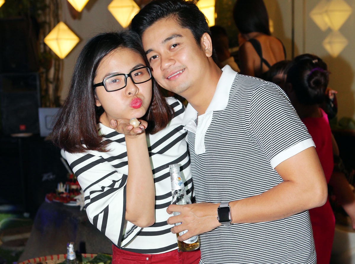 Van Trang duoc ban trai doanh nhan thap tung di tiec hinh anh