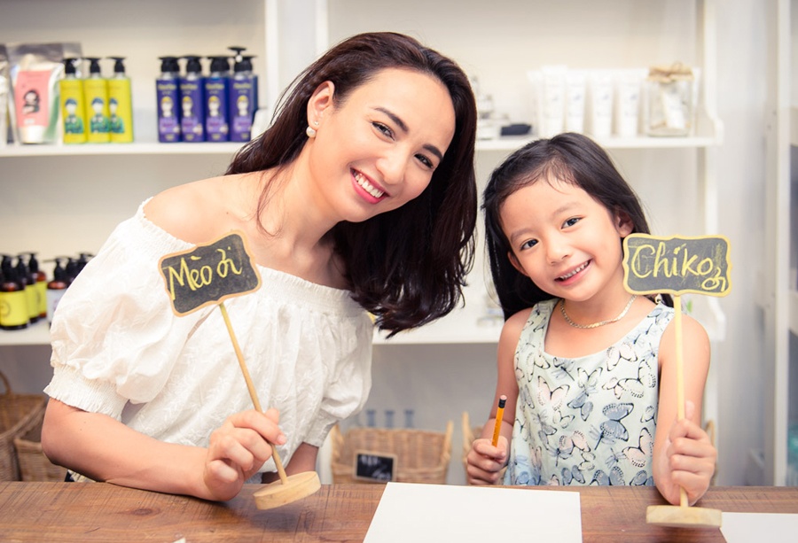 Mot ngay cung con gai ve tranh, doc sach cua HH Ngoc Diem hinh anh