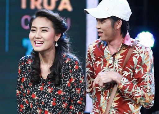 Hoai Linh to Chi Tai - Ngoc Lan gian lan o Hoi quan tieu lam hinh anh
