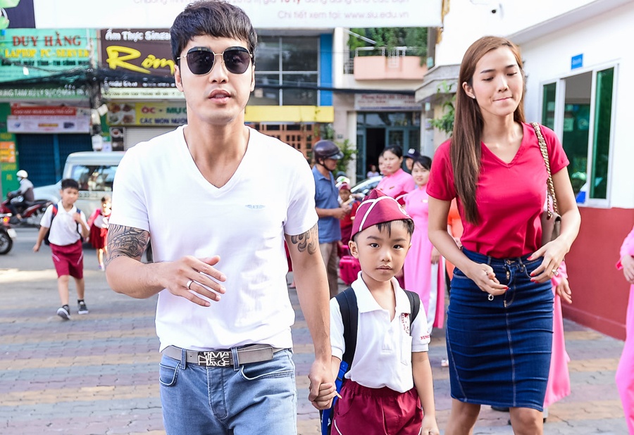 Ung Hoang Phuc day som dua con rieng cua vo di hoc hinh anh